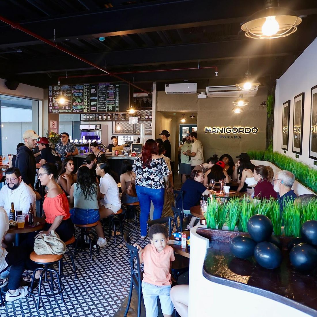 Salón lleno el día de la inauguración